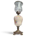 Transforme a sua decoração com este requintado conjunto de 2 candeeiros vintage, que combinam elegância clássica e detalhes artesanais. Com uma estética romântica e sofisticada, cada candeeiro apresenta uma estrutura harmoniosa composta por base em bronze ornamentado, corpo em loiça pintada à mão com padrões florais e abajur em vidro ricamente decorado com padrões gravados. 🌿 Características: ✔ Material: Bronze, loiça pintada à mão e vidro trabalhado ✔ Altura: 53 cm ✔ Largura: 13 cm ✔ Estilo: Clássico europeu, ideal para decoração vintage ou shabby chic ✔ Condição: Em excelente estado de conservação e funcionamento